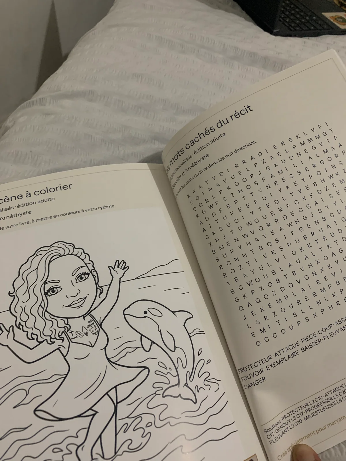 Livre imprimé ouvert sur un coloriage et une grille de mots cachés pour les grands