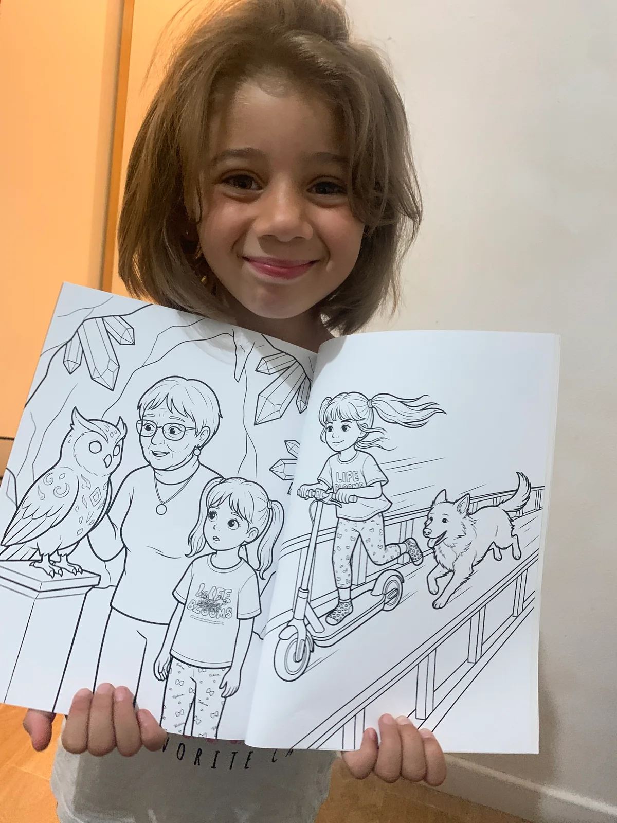 Une enfant présente les coloriages personnalisés de son livre