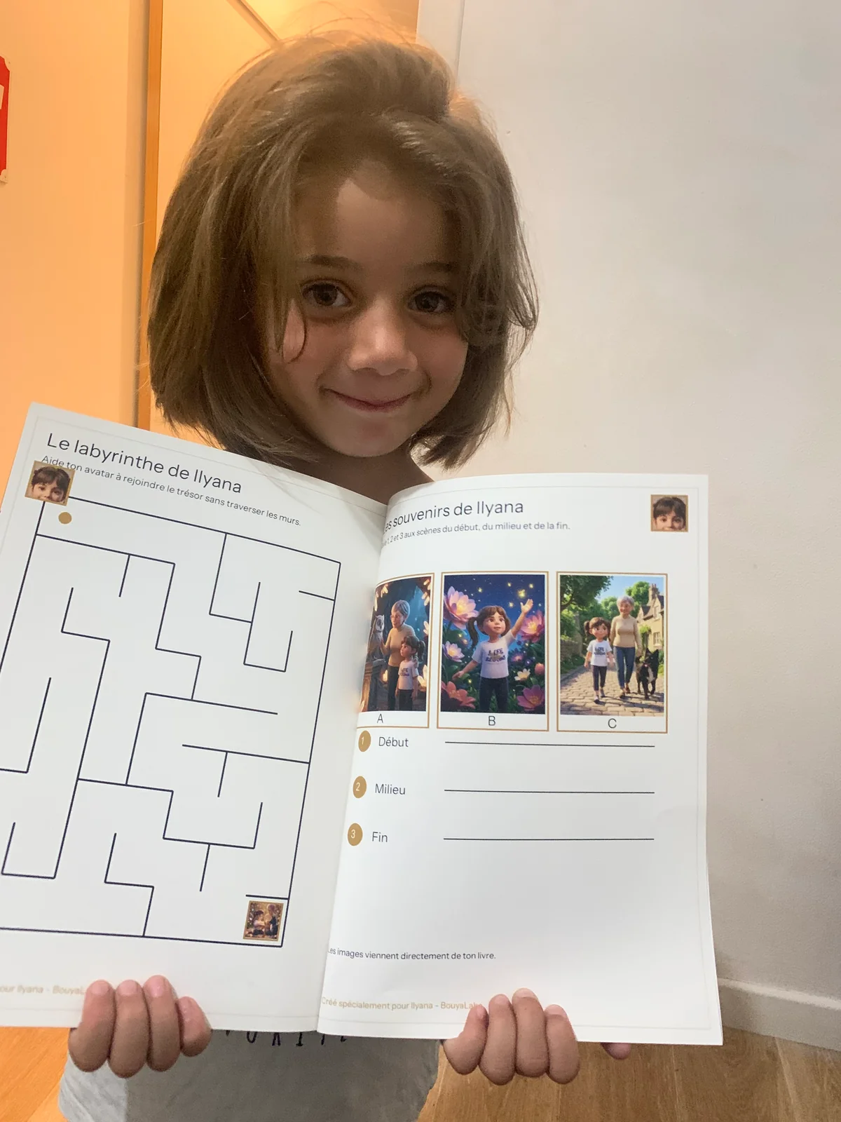 Une enfant montre le labyrinthe et le jeu d’images de son livre