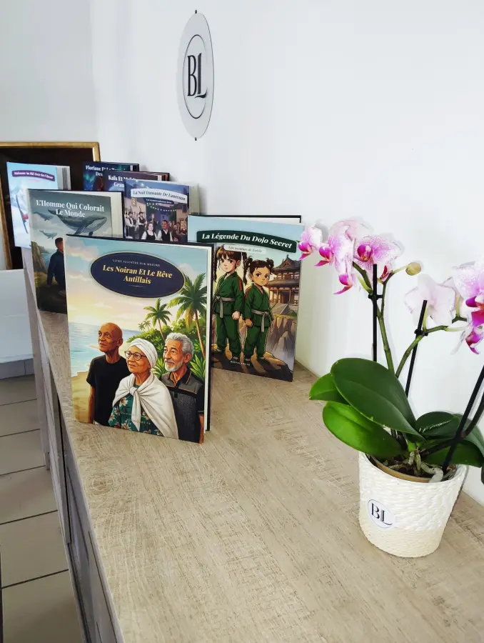 Collection de livres BouyaLabs poses avec une orchidee